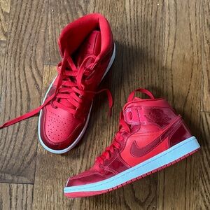 New WMNS JORDAN 1 MID SE 'UNIVERSITY RED POMEGRANATE size 8 w/ box